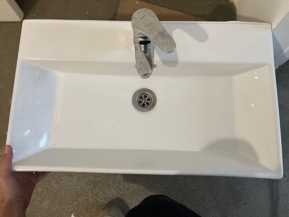 Umywalka veloman z kranem.