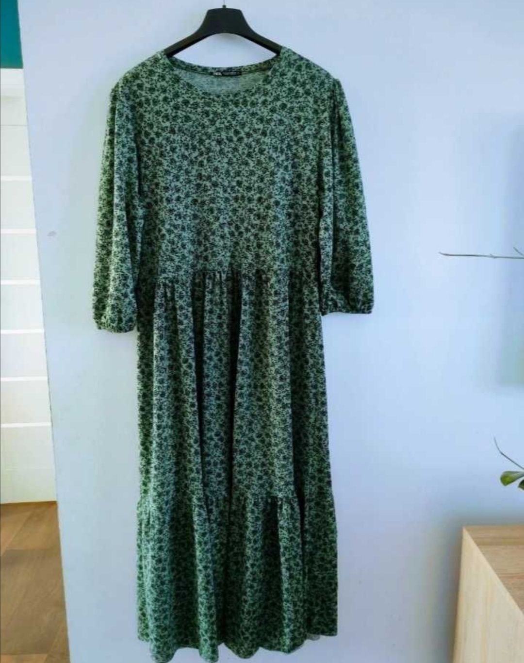 Zielona midi sukienka w kwiatuszki ZARA