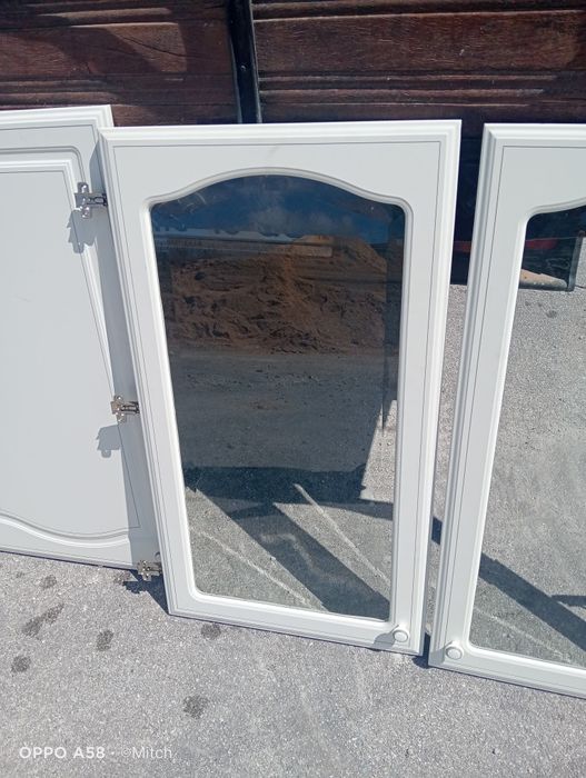 Portas brancas para armário.