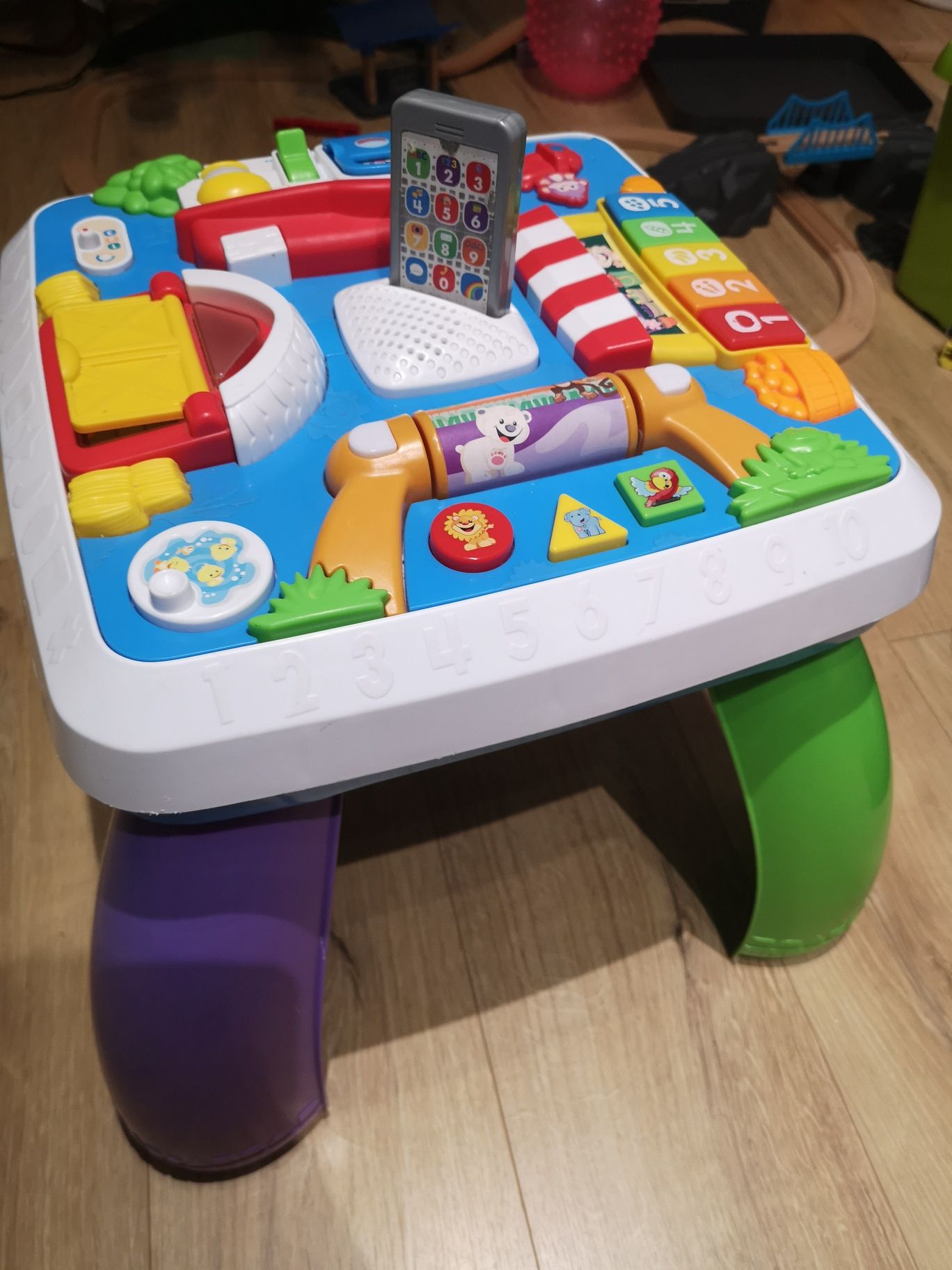 Stolik interaktywny Fisher Price z serii śmiej się i ucz