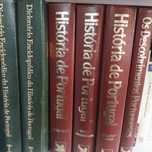 Biblioteca com 215 títulos