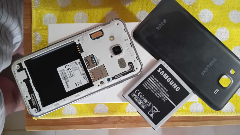 Telemóvel Samsung modelo SM J500F/DS