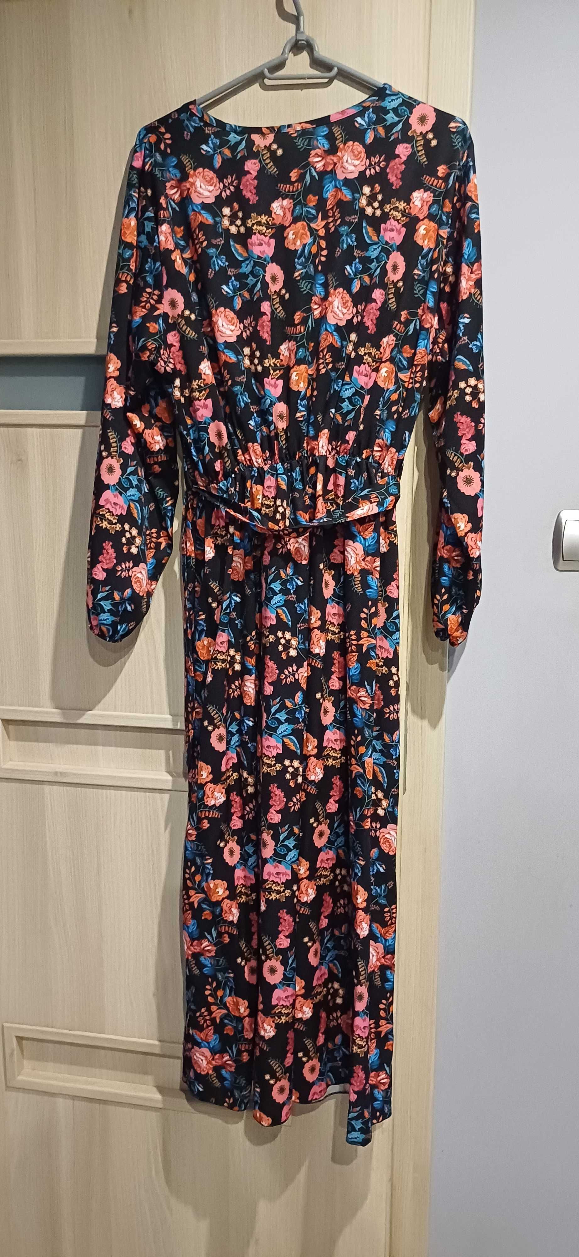 Sukienka w kolorowe printy