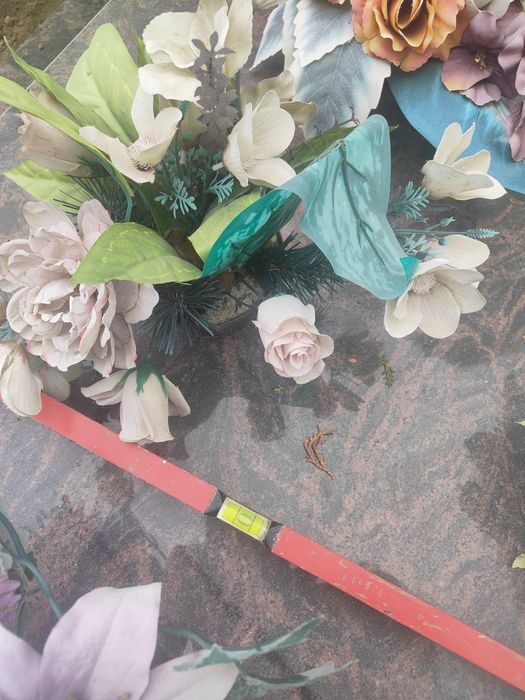 Naprawa pomników, podnoszenie pomników, obróbka pomników.