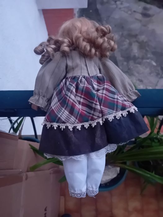 Boneca antiga de porcelana em bom estado geral