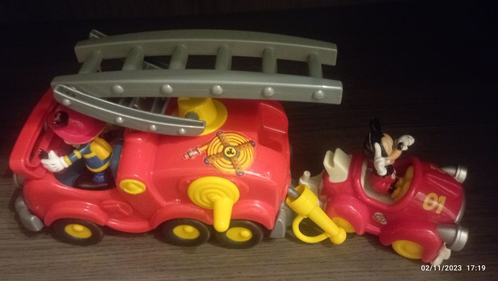 Carrinho dos bombeiros do Mickey com três figuras luzes e som