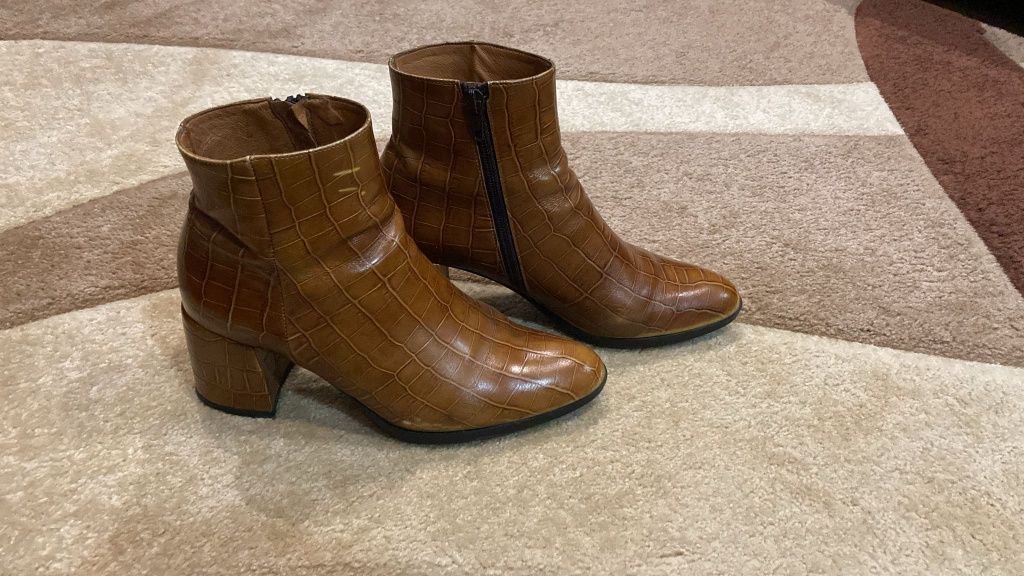 Botas castanhas/camel com salto 37 Sofia Costa