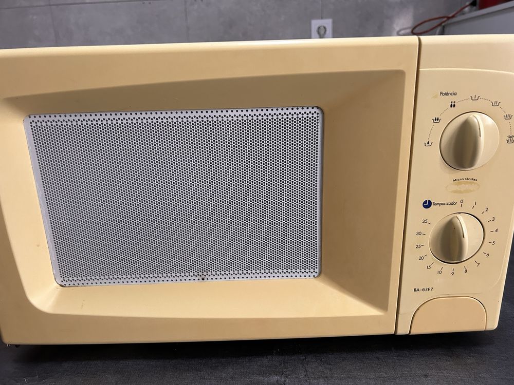 Micro-ondas funcional – Simples e prático