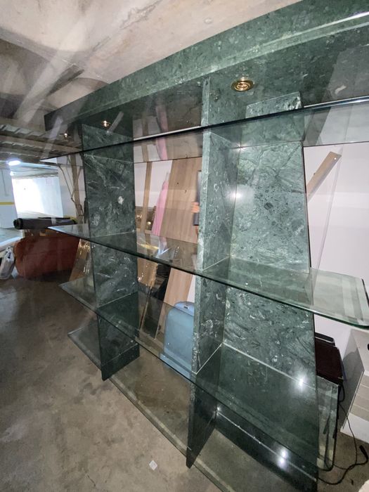 Estante Mármore Guatemala Verde com iluminação