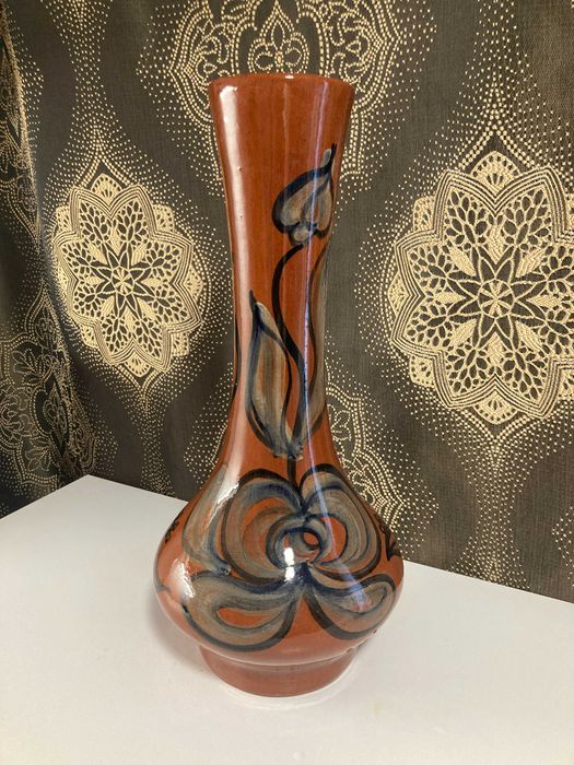 Wazon porcelanowy brązowy z motywem kwiatów wysoki
