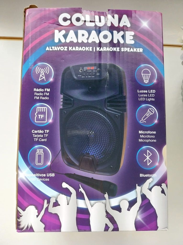 Coluna karaoke com microfone
