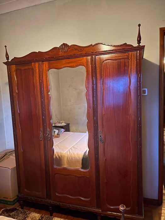 Guarda-fatos vintage antigo