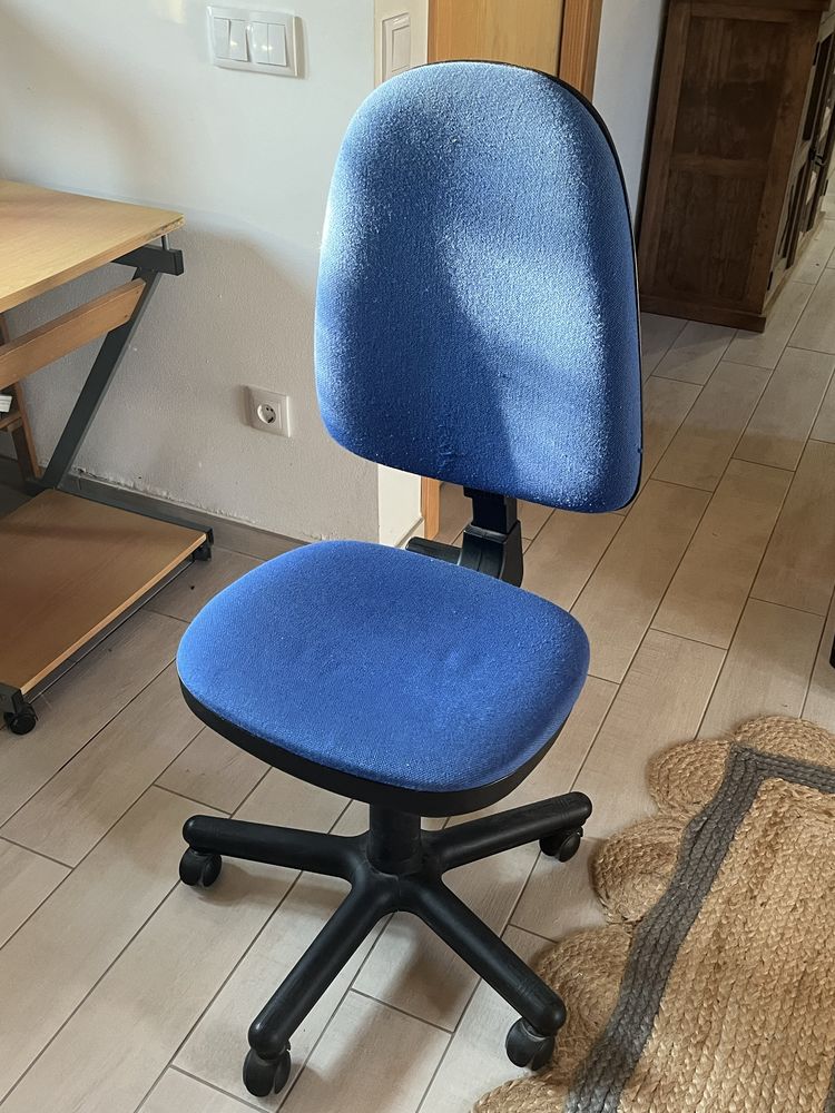 Cadeira de escritório azul com rodas