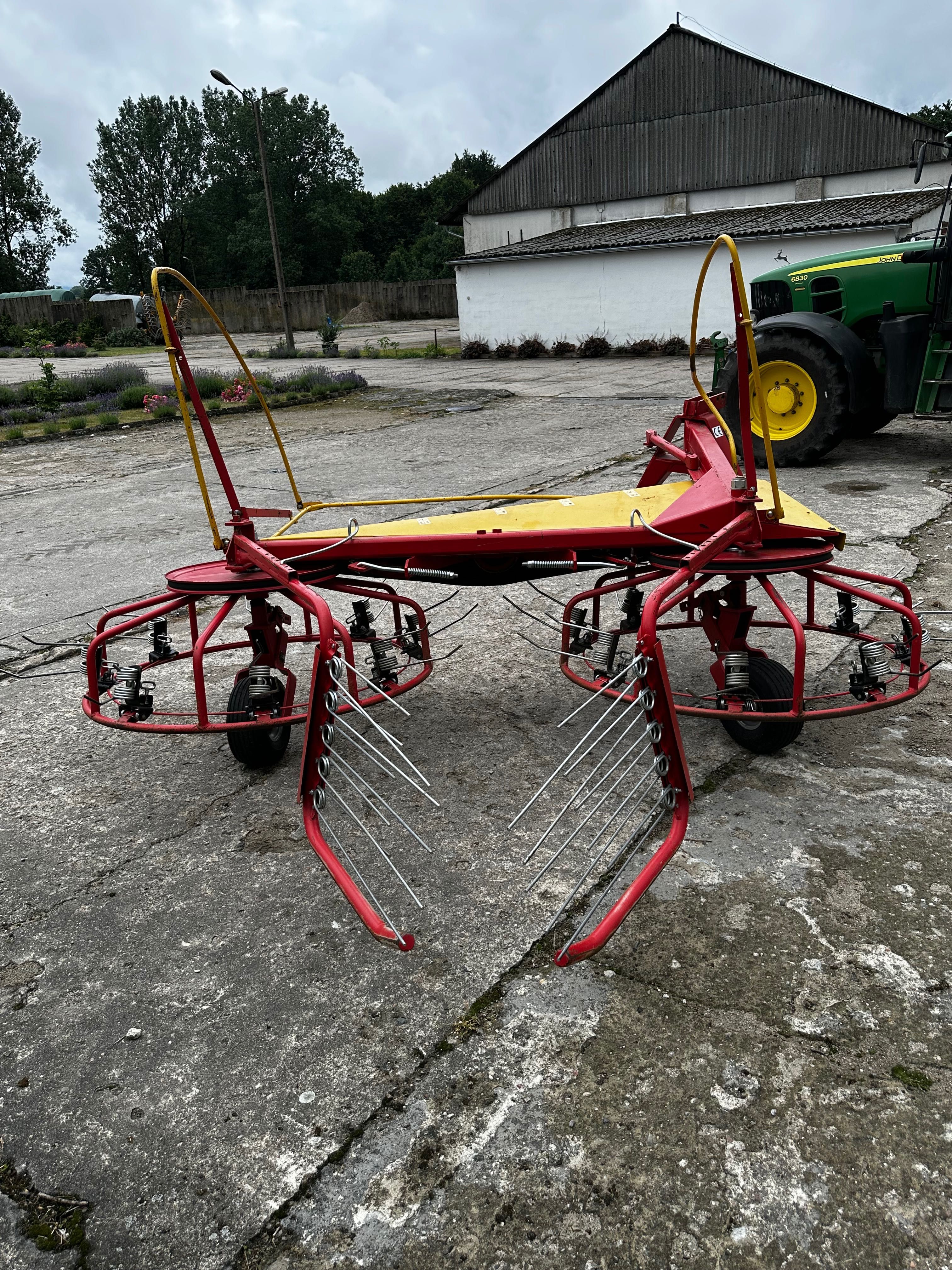 Pomarol Z518 zgrabiarko-przewracarka