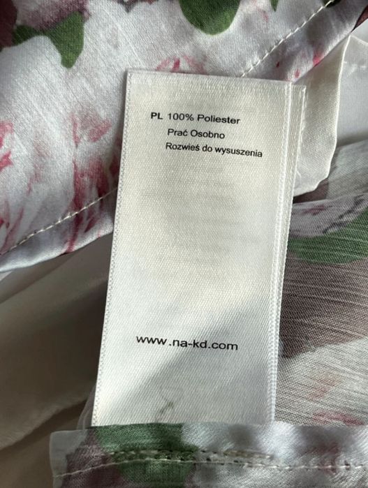 Długa maxi sukienka w kwiaty odkryte plecy z falbanami do kostek na-kd