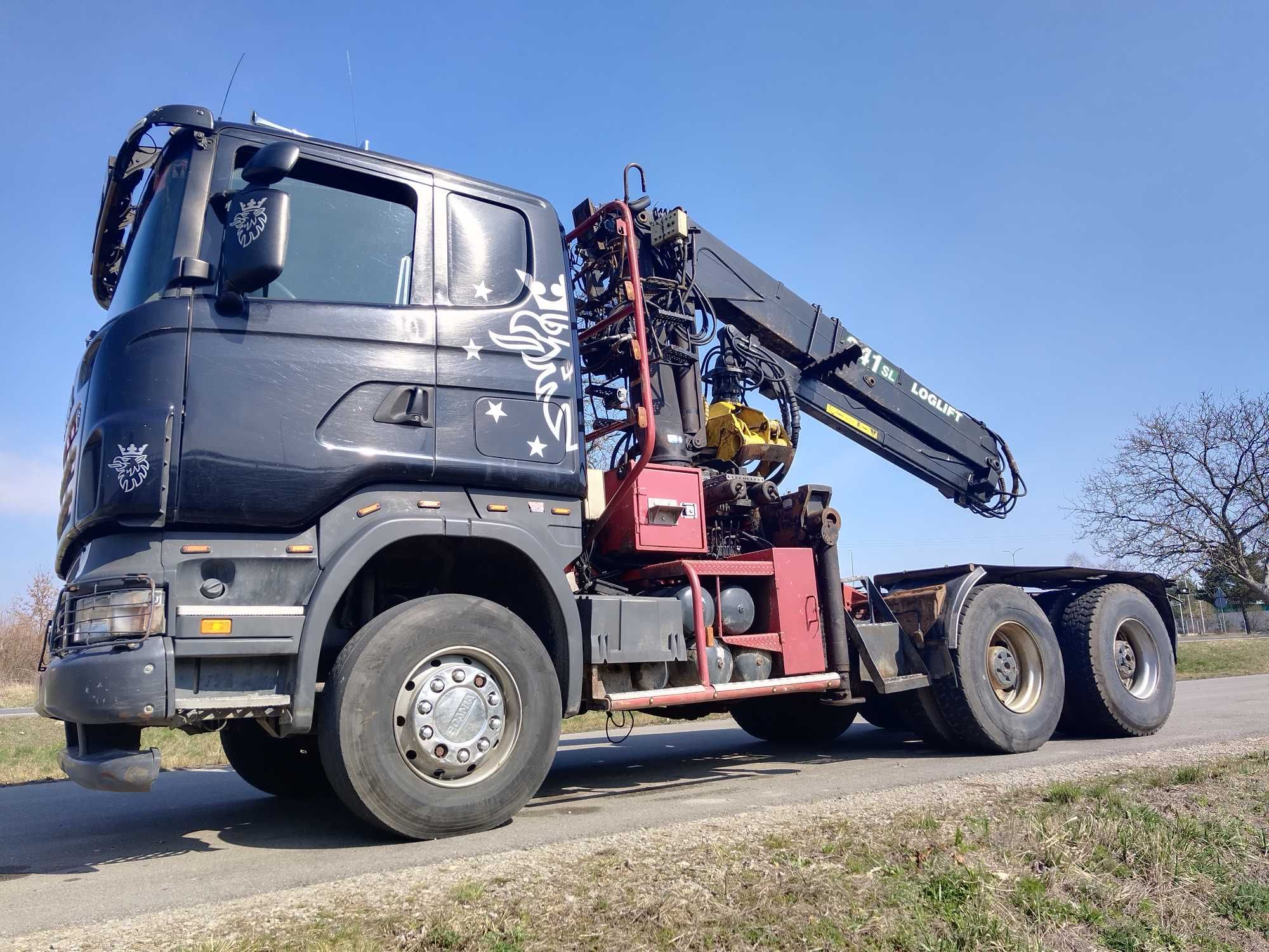 Scania R580 6x4 do drewna dłużycy lasu
