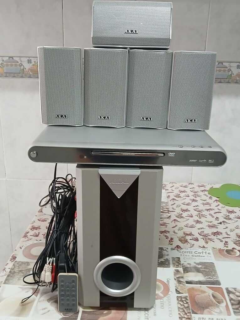 Sistema de som prologic 5.1 da marca AKAI.