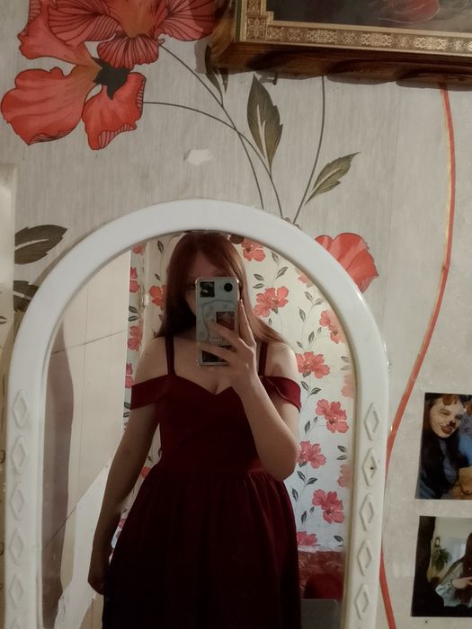 бордова вечірня максі сукня