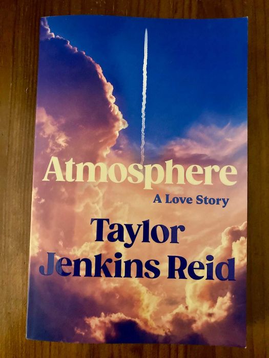 Livro "Atmosphere" de Taylor Jenkins Reid, como novo.