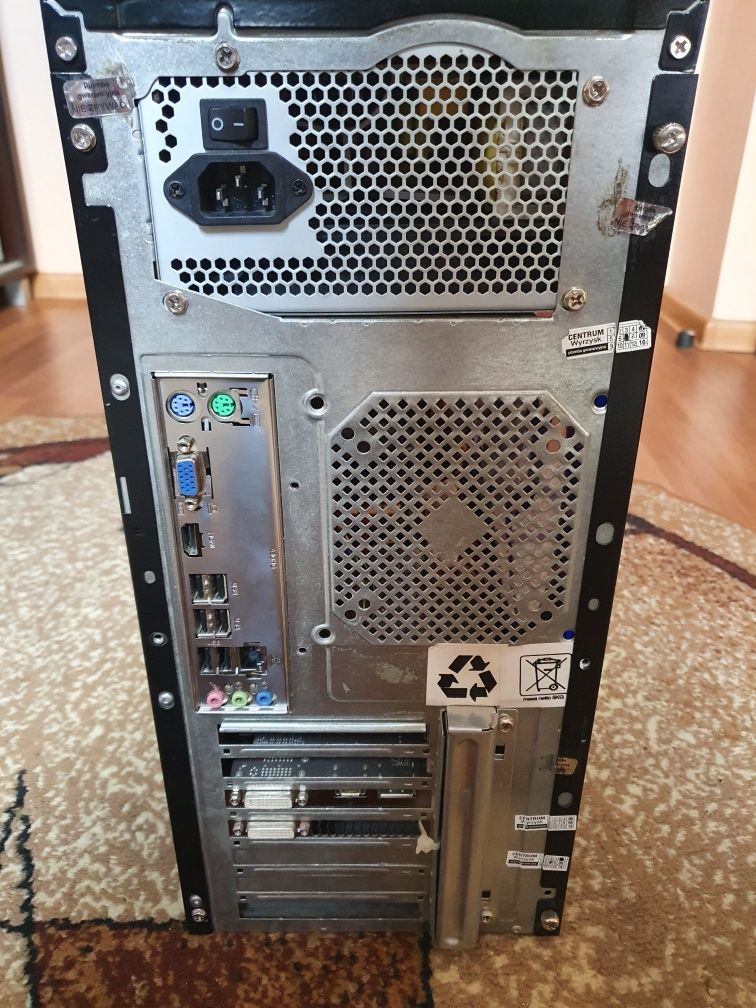 Komputer stacjonarny + monitor myszka klawiatura