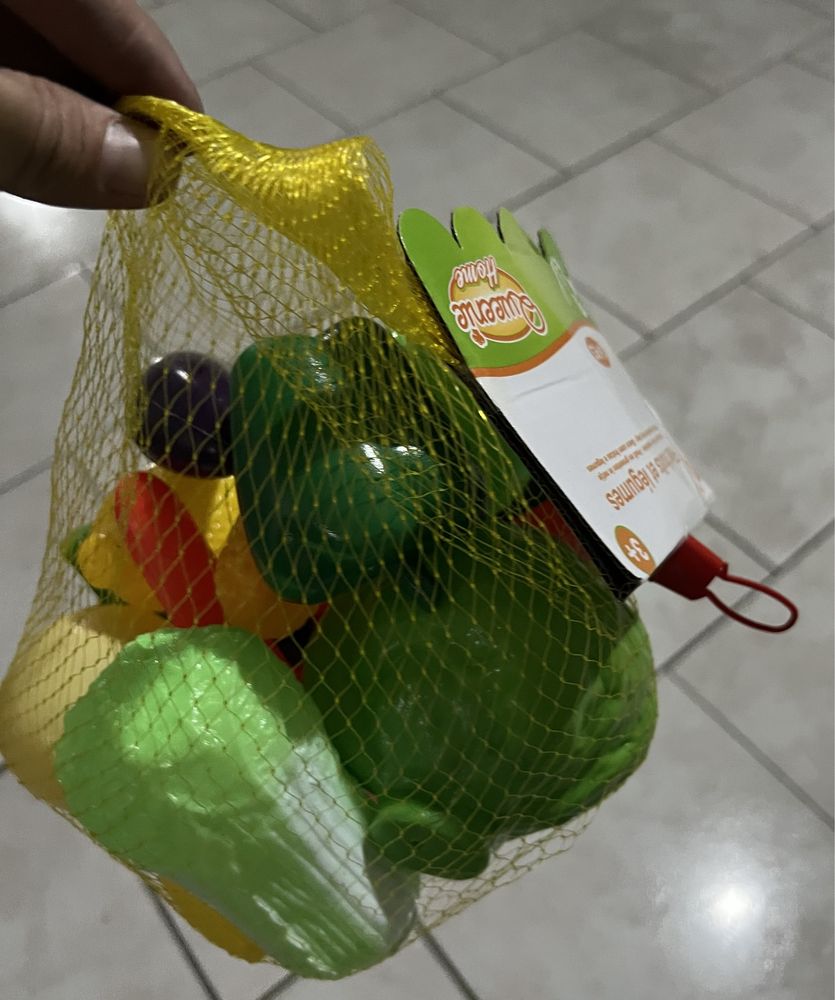 Supermercado crianca e cesto compras