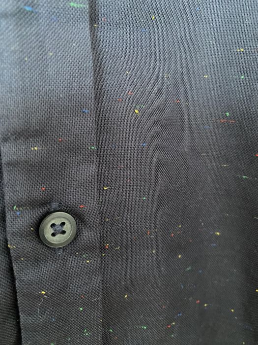 Camisa azul escura com detalhes