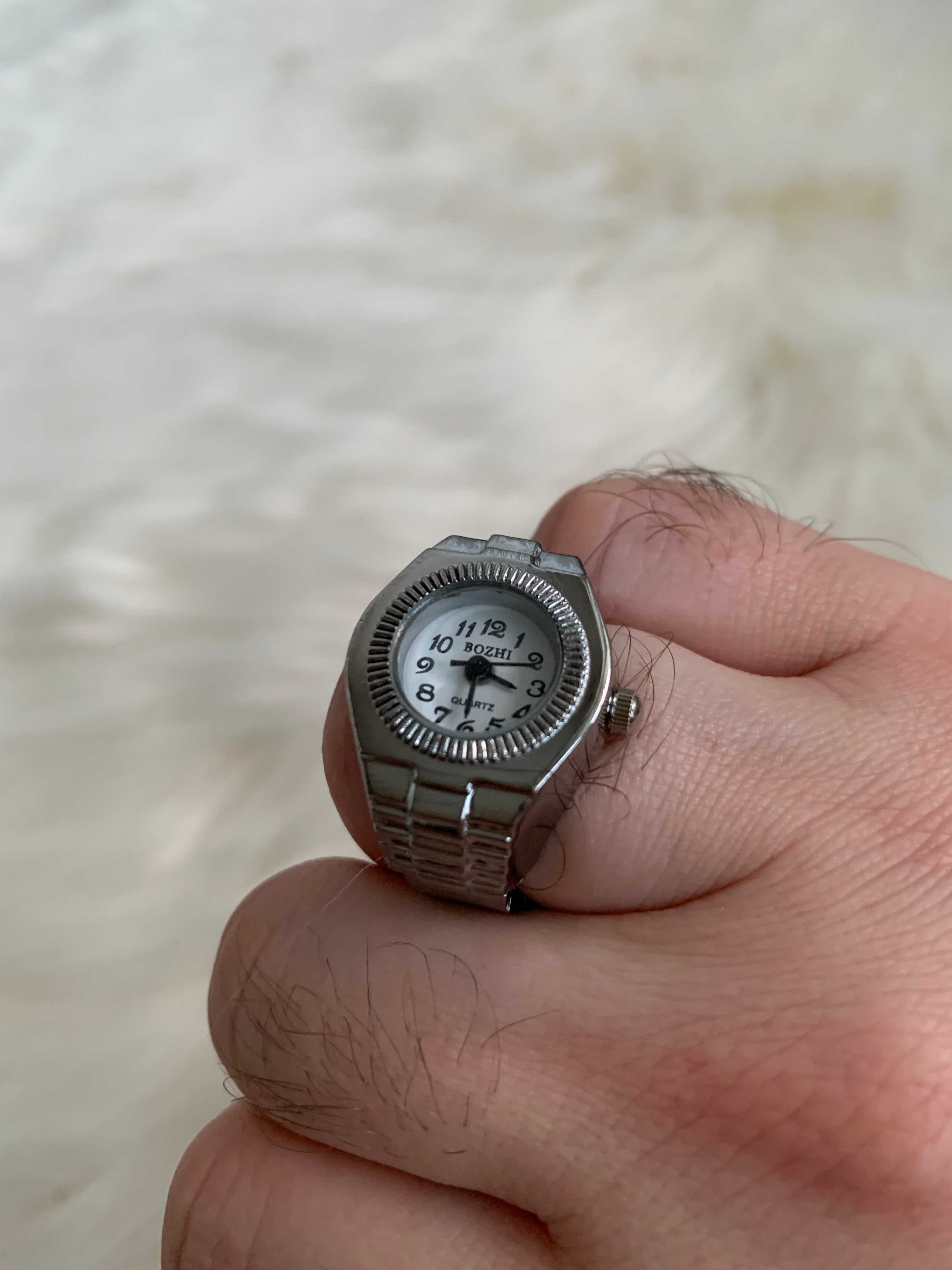 Srebrny sygnet zegarek na palec z okrągłą białą tarczą