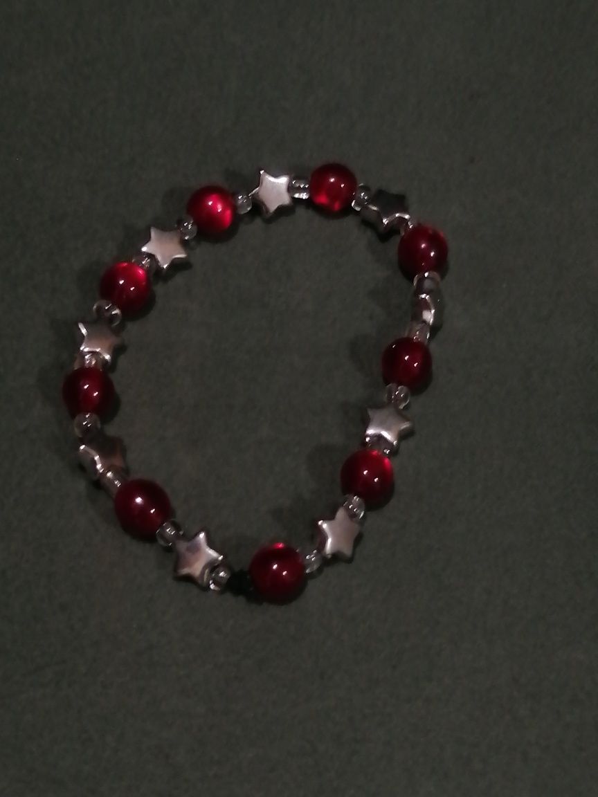 Pulseira vermelha com estrelas