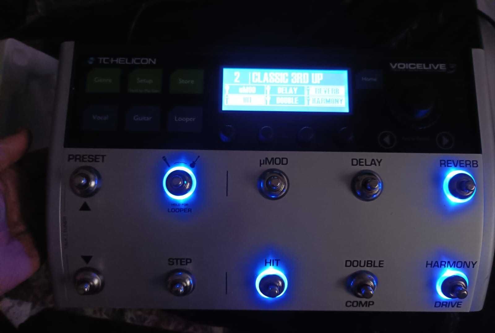 TC Helicon Voicelive 3 ведущий вокальный процессор.