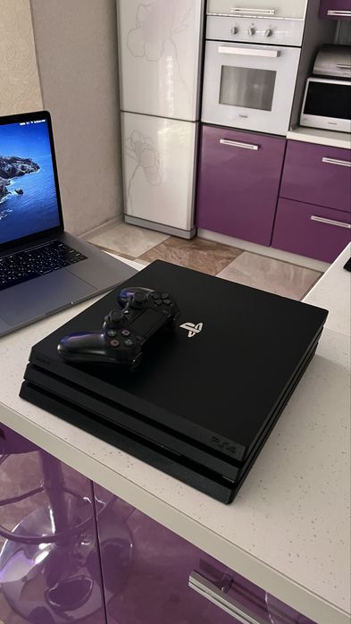 Продам особистий Playstation 4 Pro 1TB стан ідеал