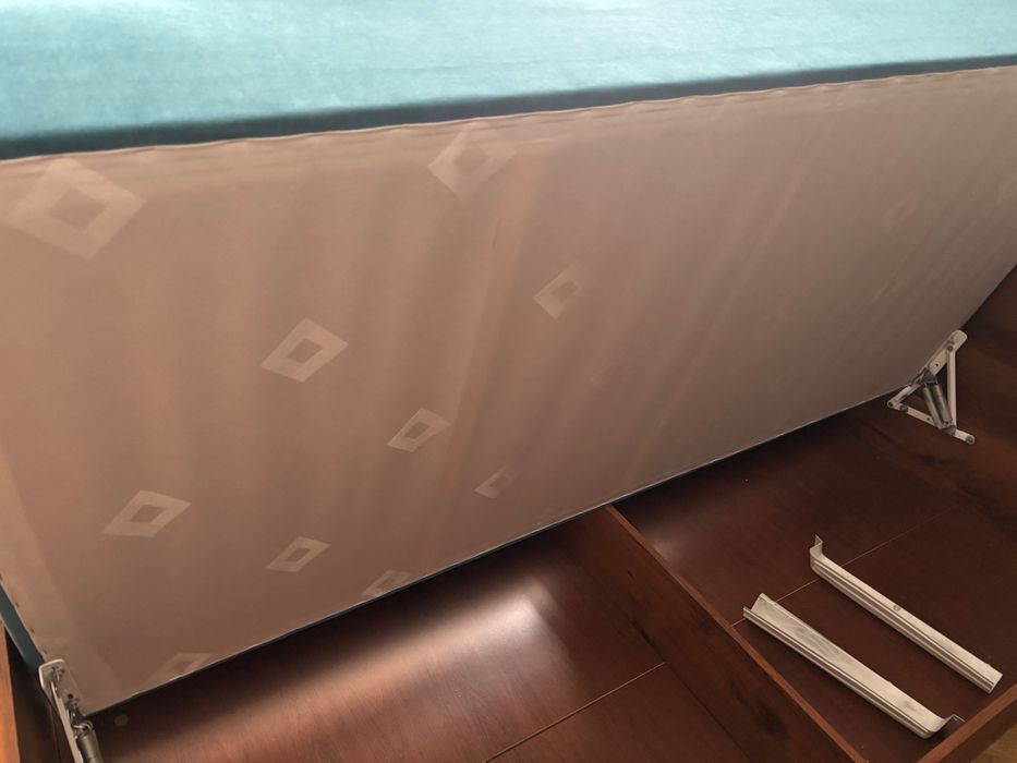 Tapczan jednoosobowy ze schowkiem na pościel