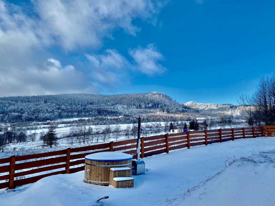 Domek z Banią z widokiem na góry Łomnica. Góry Sowie