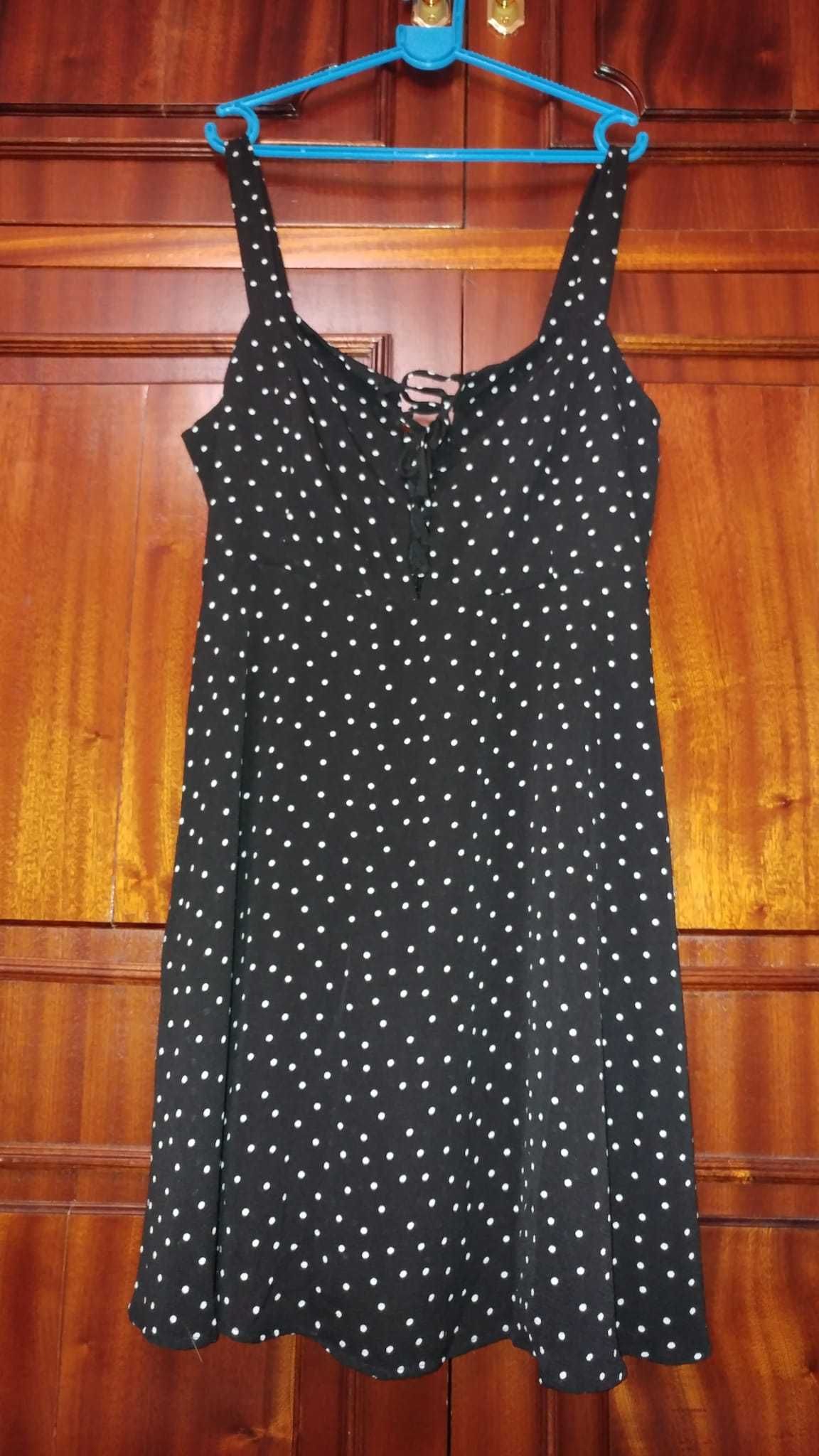 Vestido preto com bolas brancas e atilhos para ajustar ao corpo