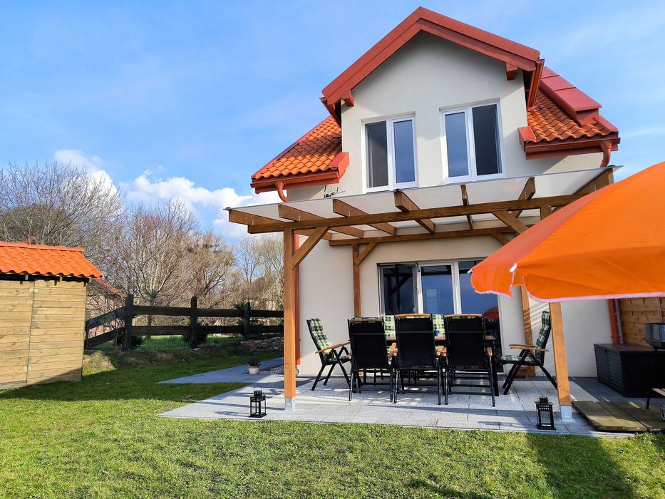 Domek letniskowy nad jeziorem Dadaj, linia brzegowa, pomost, łódki