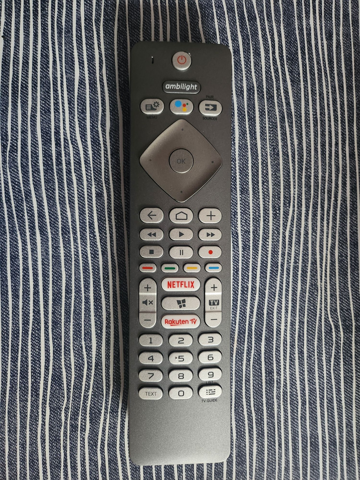 Pilot do telewizora Philips z funkcją Ambilight.