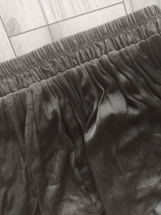 Spódnica spódniczka mini na gumce khaki lejący materiał zielona