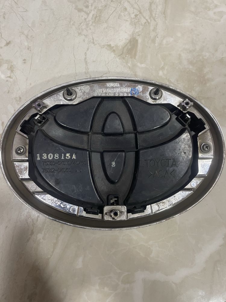 Продам значок емблему Toyota Hilux оригінал 75312-0K050