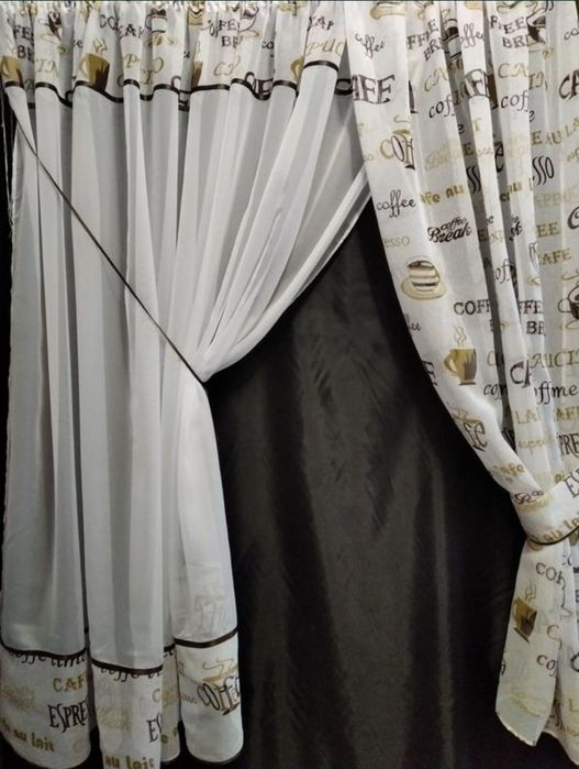 Гарний комплект на вікно