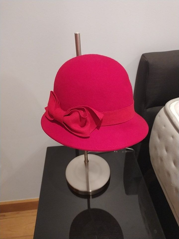 Chapéu vermelho em fazenda