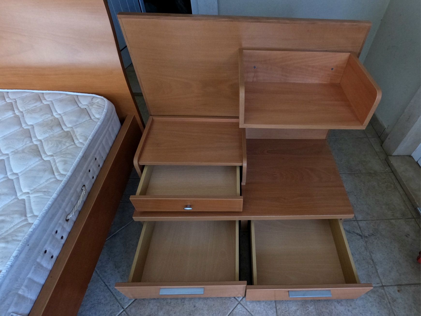 Conjunto: Cama, mesinhas de cabeceira e movel