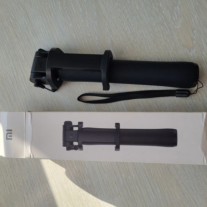 Монопод (селфі палка) для смартфонів Xiaomi Mi Selfie Stick з кабелем