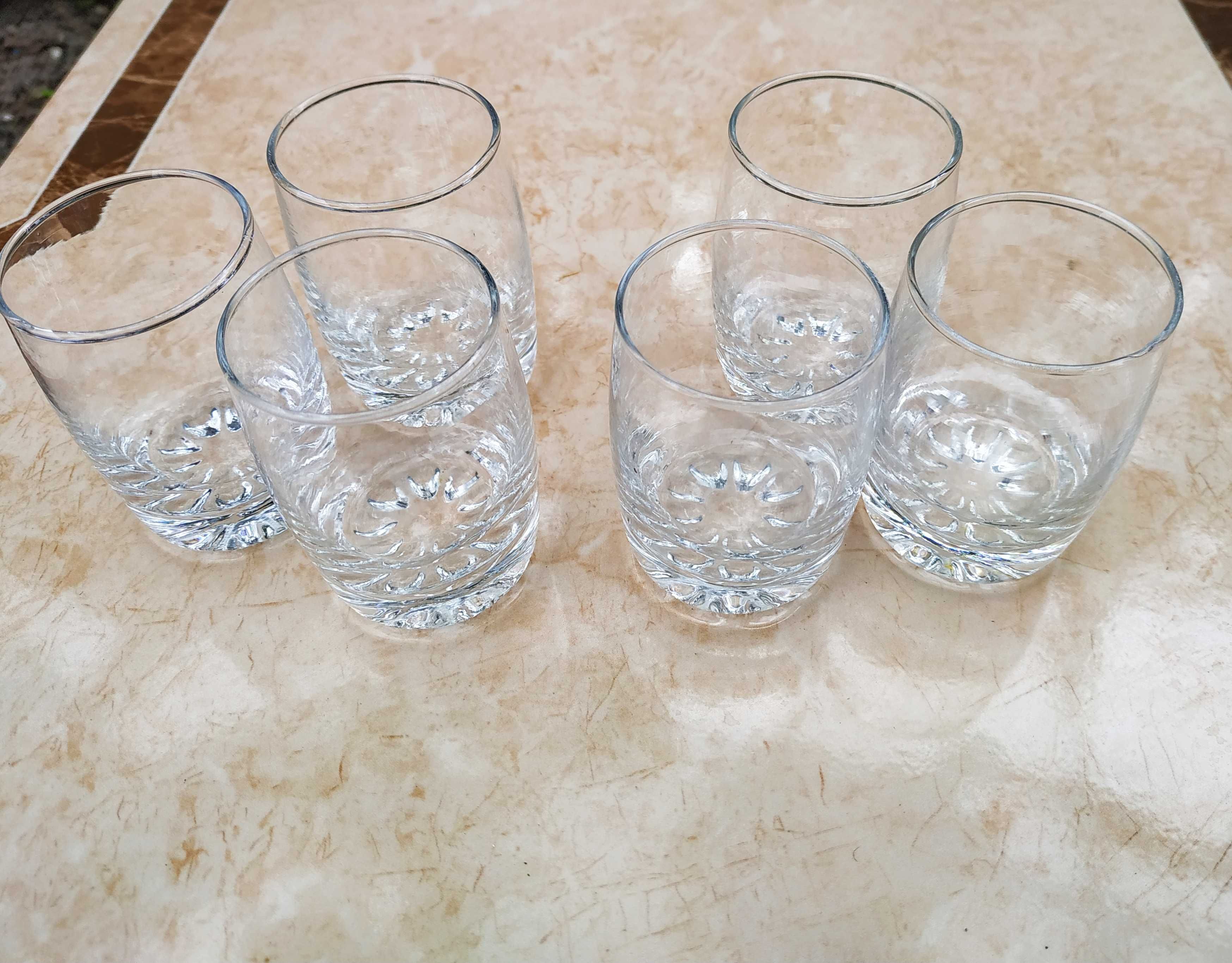 Продам  стеклянный набор  водочных  стаканчиков
