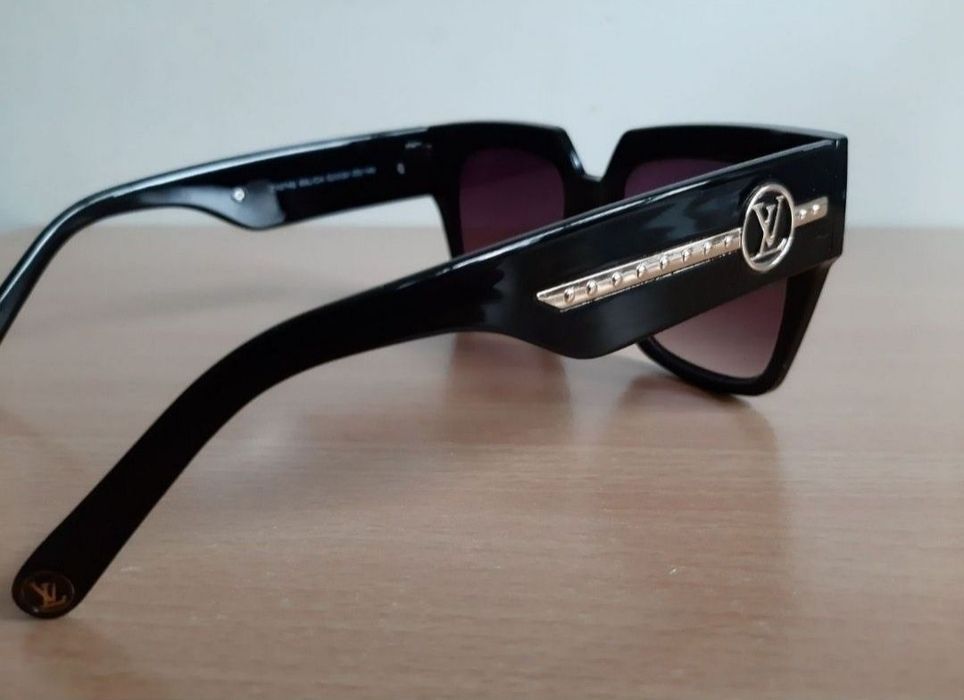LOUIS VUITTON LV okulary przeciwsłoneczne damskie czarne, złota listwa