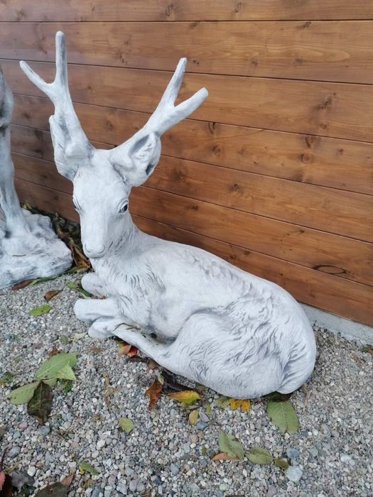 Figura ogrodowa jelonek leżący jeleń z cementu