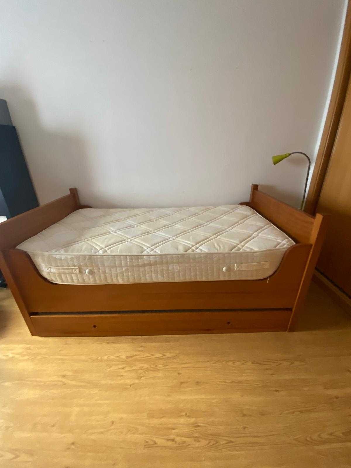 Cama individual dupla de madeira maciça com 2 colchões