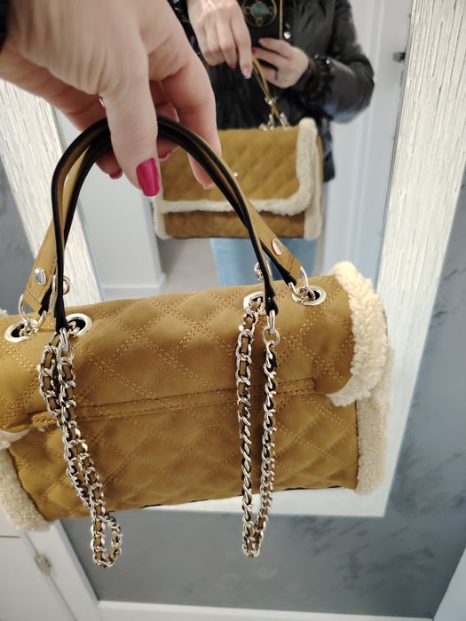 Torebka Guess w kolorze musztardowym