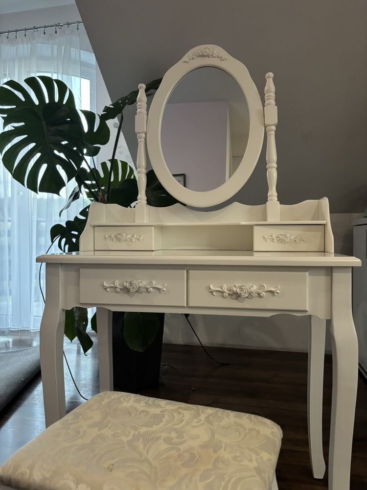 biała toaletka + taboret