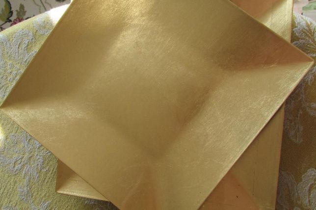 Pratos dourados decorativos