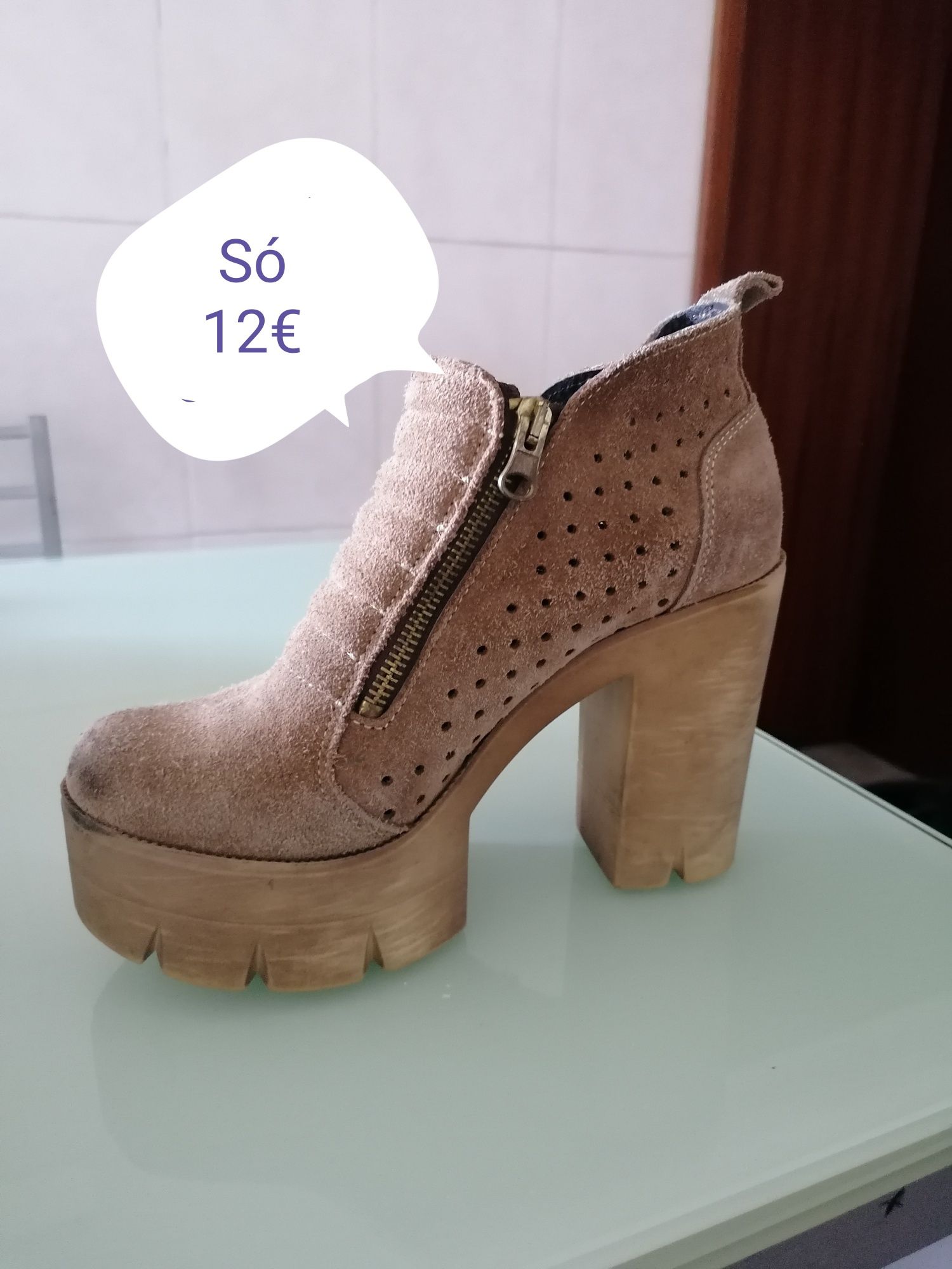 Sapatos e botas em pele como novos