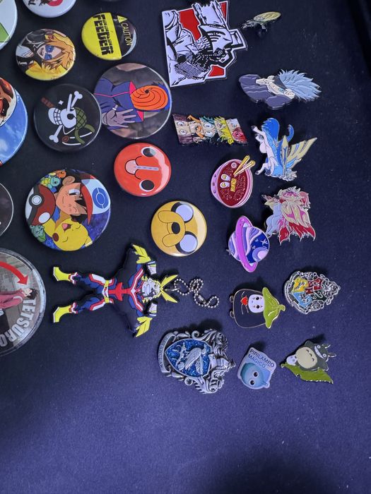 Peluche Chopper e pins de varios animes